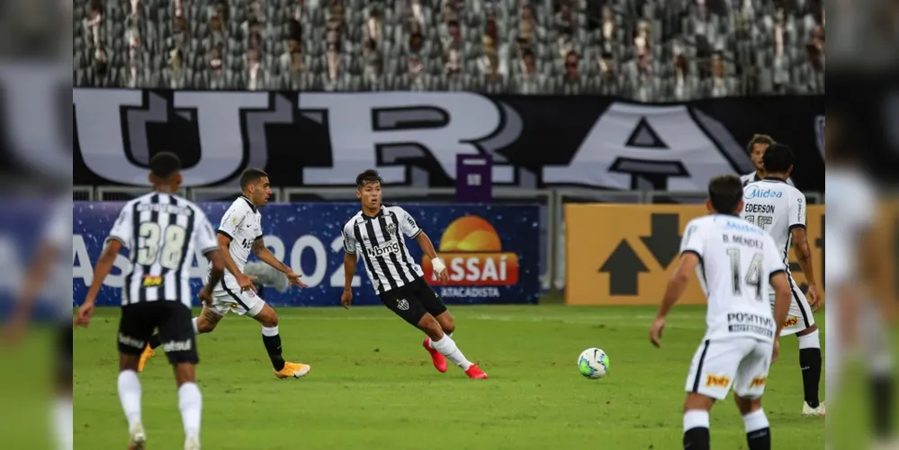 Time de Sampaoli bate Corinthians e lidera ao lado de xará paranaense
