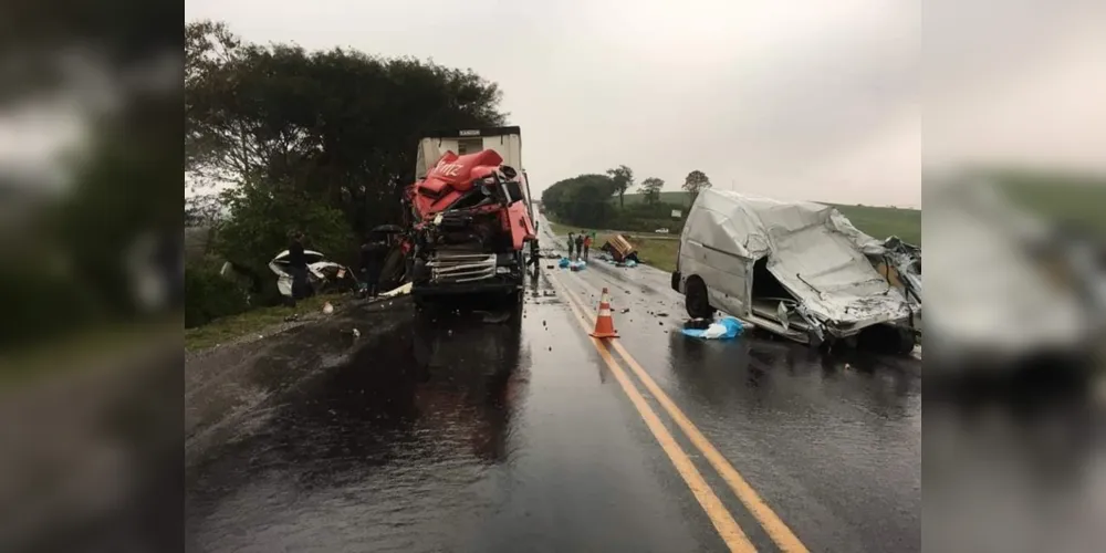 Os dois mortos eram ocupantes da van. O motorista de um dos caminhões-caçamba ficou ferido e os outros dois motoristas não se machucaram.