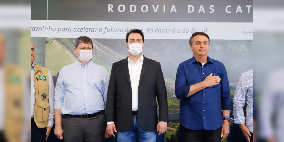 O presidente Jair Bolsonaro e o governador Carlos Massa Ratinho Junior lançam a pedra fundamental da duplicação da Rodovia das Cataratas (BR-469)