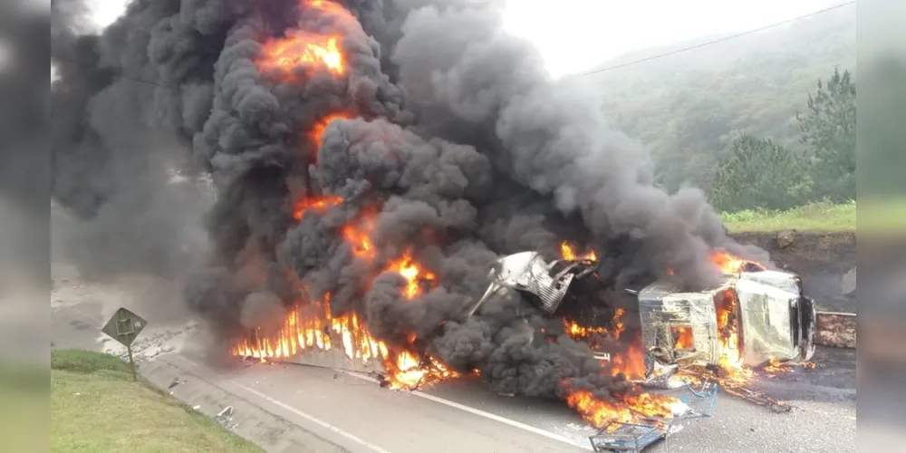 Imagem ilustrativa da imagem Caminhão pega fogo na descida da serra da BR 376