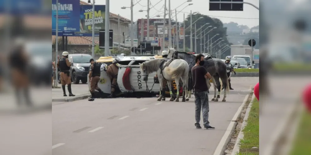 Imagem ilustrativa da imagem Policial militar perde controle e viatura capota em Curitiba