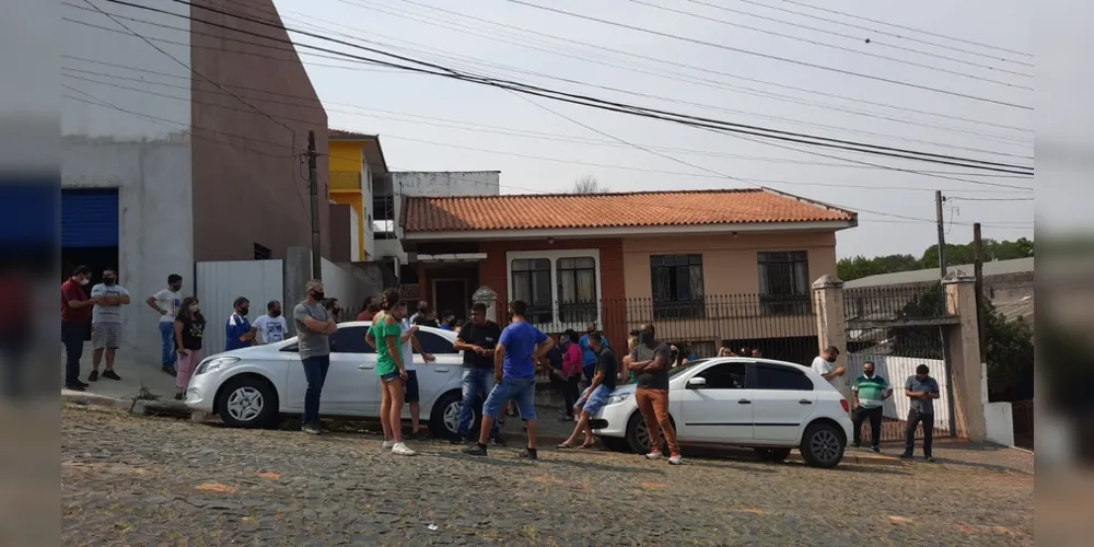 Na manhã desta segunda, um grupo de amigos das vítimas conseguiu se organizar e capturou o rapaz no centro de Ponta Grossa, na rua General Carneiro.