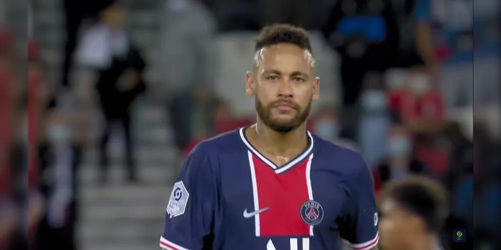 Aos 37 minutos primeiro tempo, Neymar se dirigiu ao quarto árbitro reclamando de González, aos gritos de "Racismo, não".