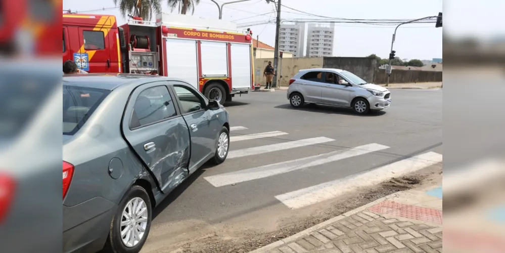 Acidente que envolveu dois carros aconteceu no cruzamento das ruas Dom Geraldo Pellanda com a Avenida Carlos Cavalcanti
