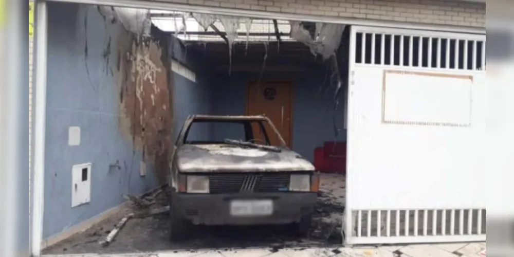 Homem invade garagem, coloca fogo em carro e foge