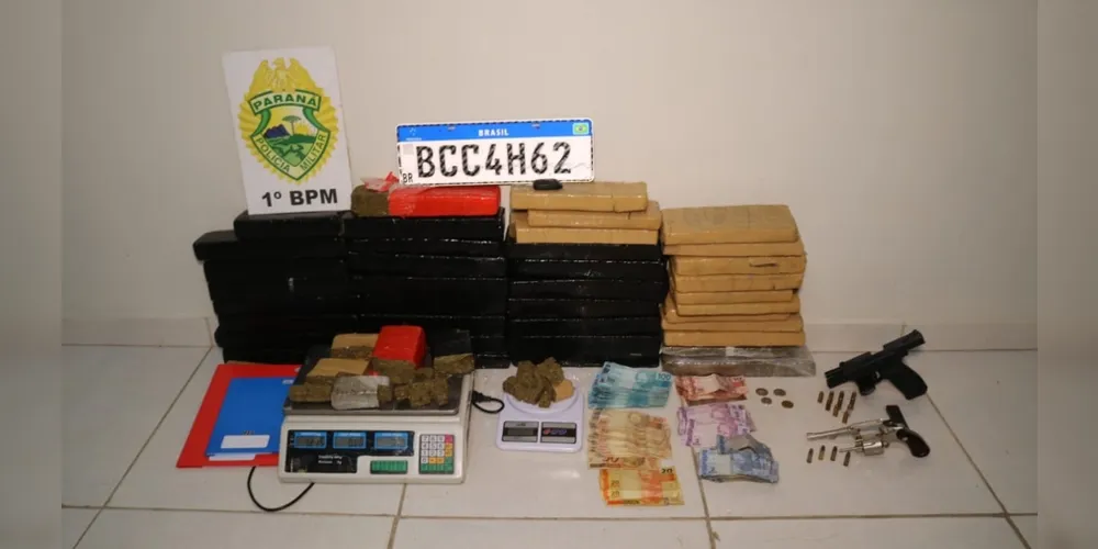 Além da droga, policiais encontraram armas de fogo, munições e outros produtos relacionados com o tráfico