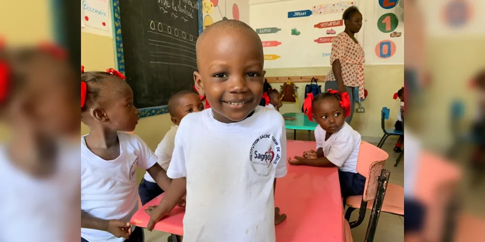 A instituição oferece ensino e refeições diárias para mais de 270 crianças que vivem na capital do Haiti.