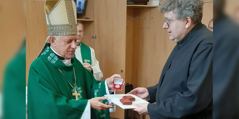 Dom Mieczyslaw Mokrzycki, arcebispo da cidade polonesa de Lviv, entregou relíquias para o padre Rafael