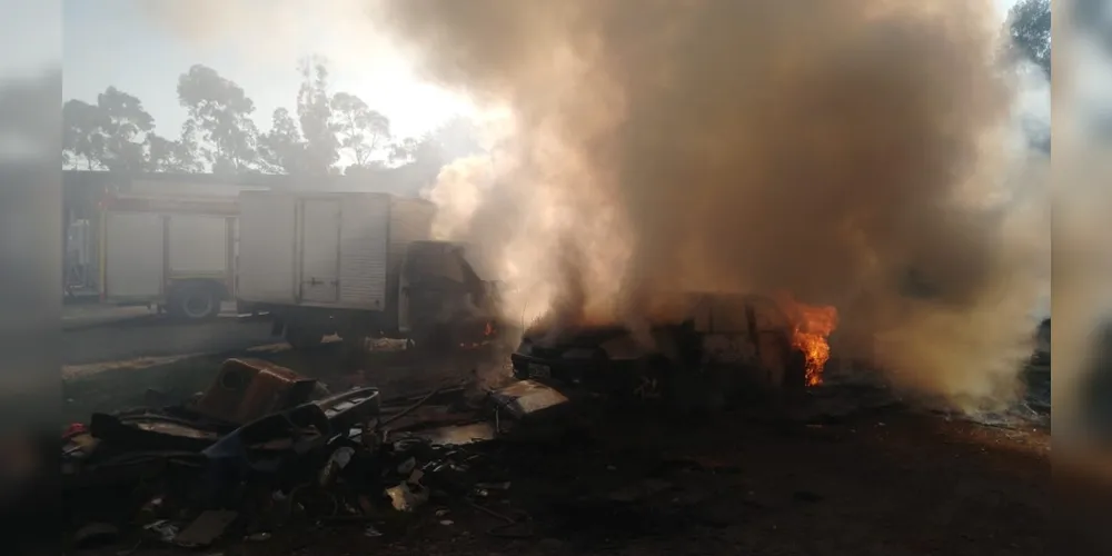 Imagem ilustrativa da imagem Incêndio destrói dois veículos no Jardim Sabará