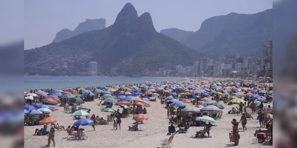 Imagem ilustrativa da imagem Em dia de calor, praias cariocas registram aglomeração