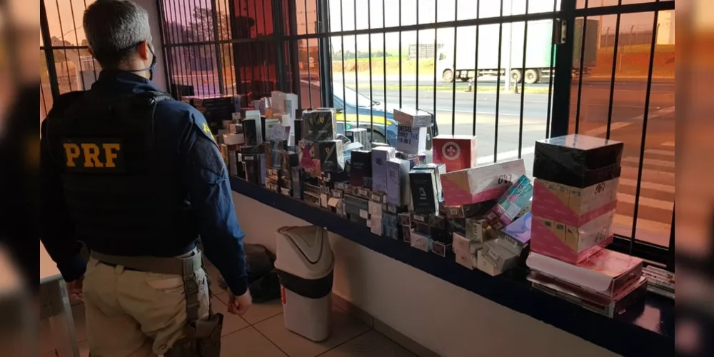 Motorista transportava mais de 300 frascos de perfume e quase 30 pacotes de cigarros paraguaios