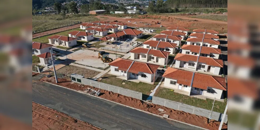 Imagem ilustrativa da imagem Ratinho e Sloboda entregam Condomínio em Jaguariaíva