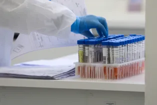 Equipe da Saúde coletou o exame RT-PCR e agora aguarda o resultado para confirmar oficialmente o registro do óbito por coronavírus. 