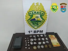 Além da droga, polícia encontrou balança e dinheiro que seria fruto da venda de drogas