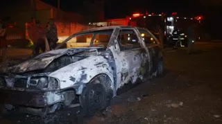 Fogo se espalhou rapidamente e destruiu automóvel no Cará-Cará