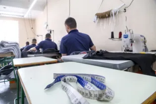 Trabalhos em metalúrgicas, pequenos reparos de elétrica, hidráulica e pintura, além da confecção de roupas e peças de marcenaria, estão entre os trabalhos realizados pelos detentos no Paraná.