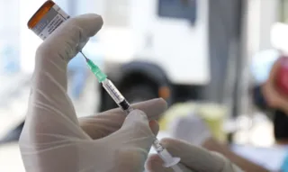 Nessa terça-feira (21), 890 profissionais de saúde que se inscreveram como voluntários no teste da vacina vão receber a primeira dose do imunizante. 