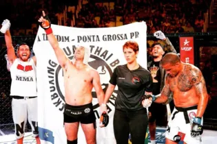 A live vai mostrar como esse atleta de 44 anos contribuiu para a história do esporte em Ponta Grossa e sobre o evento ‘Paulão Fight’, evento de MMA mais antigo do Brasil e quarto mais antigo do mundo. 