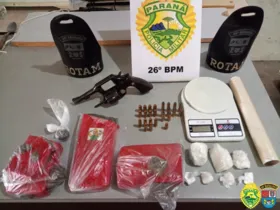 Além da maconha, policiais encontraram cocaína, revólver e munições