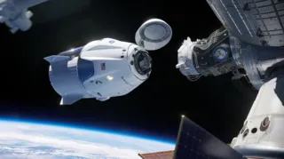 Behnken e Hurley decolaram da estação orbital no sábado e retornaram à Terra, na costa de Pensacola, na Flórida, às 14h28 do horário local, depois de viajar 21 horas a bordo da cápsula "Endeavor".
