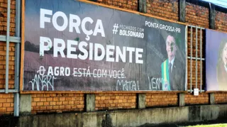 Imagem ilustrativa da imagem Outdoor em apoio a Jair Bolsonaro é pichado