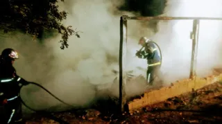 Bombeiros tiveram trabalho, mas conseguiram controlar fogo antes que se espalhasse para outras casas