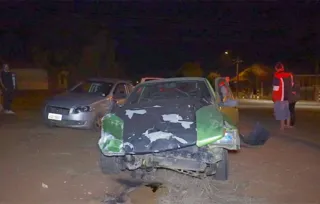 Apesar do estrago nos veículos, ocupantes dos dois carros não sofreram lesões graves