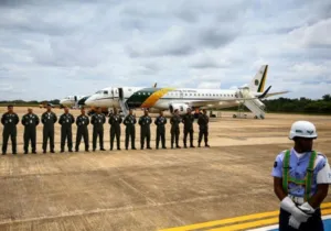 A aeronave KC-390, da Força Aérea Brasileira (FAB), foi carregada com 6 toneladas de materiais, entre medicamentos, equipamentos de saúde e alimentos, doados pelo Ministério da Saúde e pela comunidade libanesa no Brasil. 
