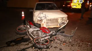 Apesar do estrago nos veículos, motociclista sofreu lesões moderadas e está fora de risco