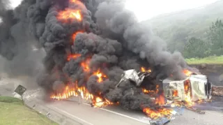 Imagem ilustrativa da imagem Caminhão pega fogo na descida da serra da BR 376
