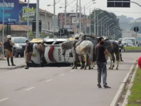 Imagem ilustrativa da imagem Policial militar perde controle e viatura capota em Curitiba