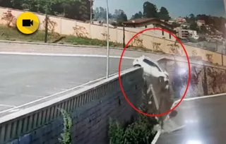 Imagem ilustrativa da imagem Carro quebra mureta e cai de estacionamento de igreja no PR
