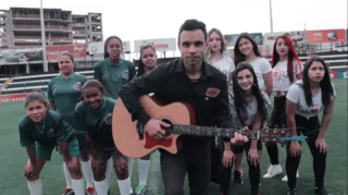 A música ganhou grande destaque pelo vídeo-clipe ter sido gravado no Estádio Germano Krüger