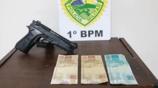 Arma de brinquedo e dinheiro estavam com suspeito preso pela PM logo após o assalto