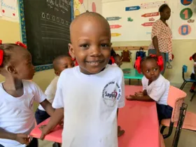 A instituição oferece ensino e refeições diárias para mais de 270 crianças que vivem na capital do Haiti.