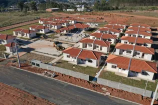 Imagem ilustrativa da imagem Ratinho e Sloboda entregam Condomínio em Jaguariaíva