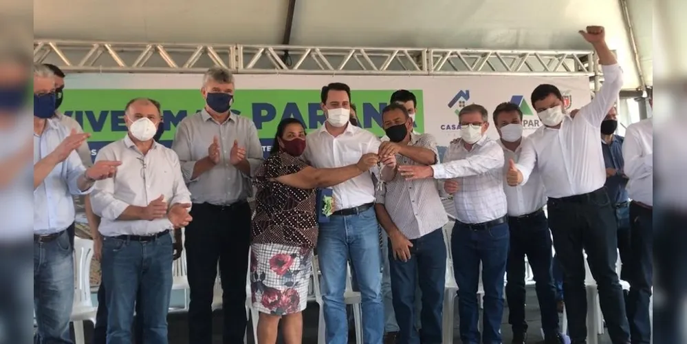 Governador do Paraná e prefeito de Jaguariaíva realizam cerimônia de projeto habitacional