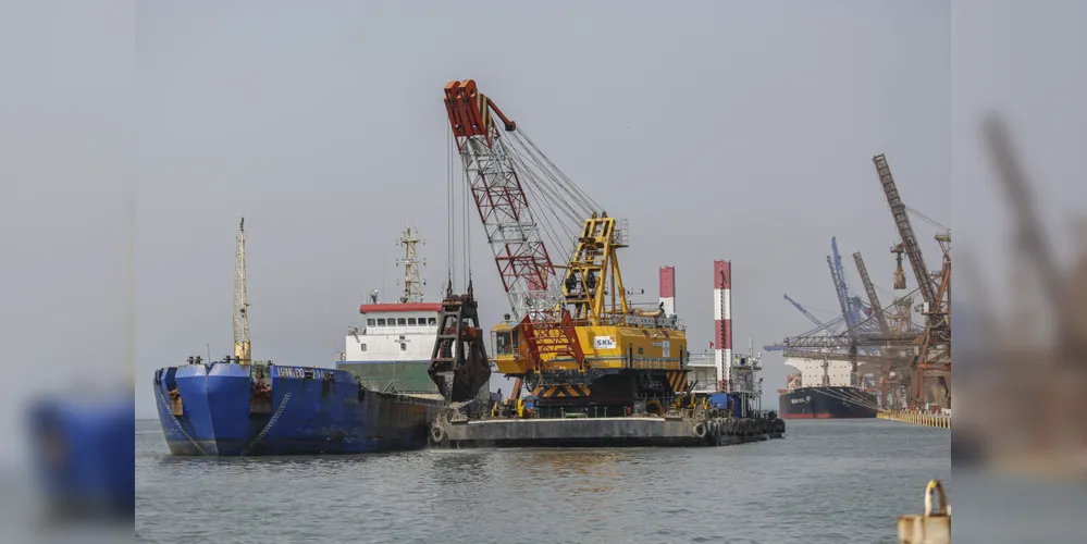 O conjunto de frota é inédito no País e agiliza as obras de manutenção da profundidade nos portos de Paranaguá e Antonina.
