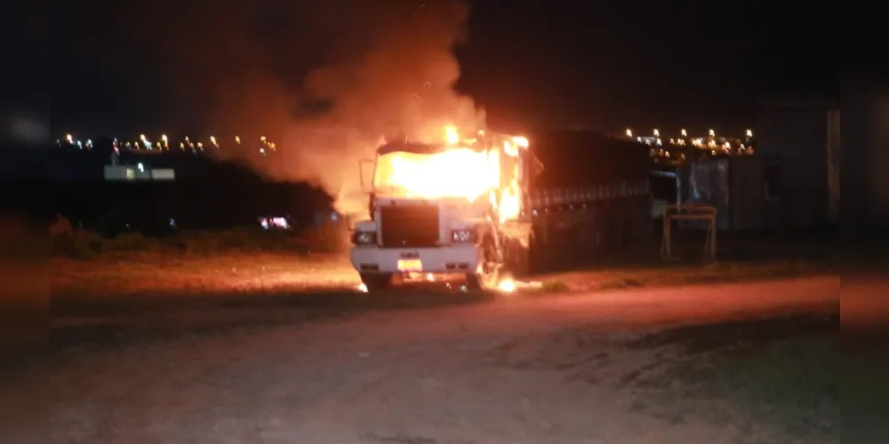 Apesar do estrago no caminhão e na carga de soja, ninguém ficou ferido durante o incêndio
