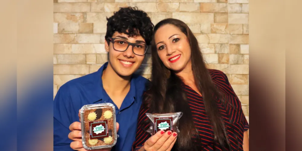 Jovem vende doces para ajudar mãe doente e torna-se empresário