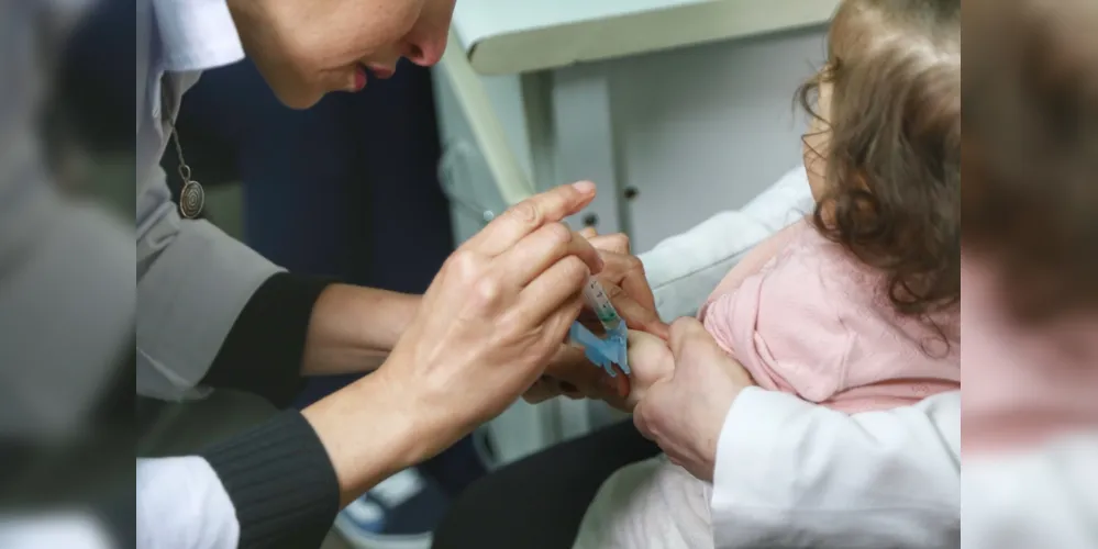 A vacinação contra a poliomielite é dirigida a crianças a partir de 12 meses a menores de 5 anos. 