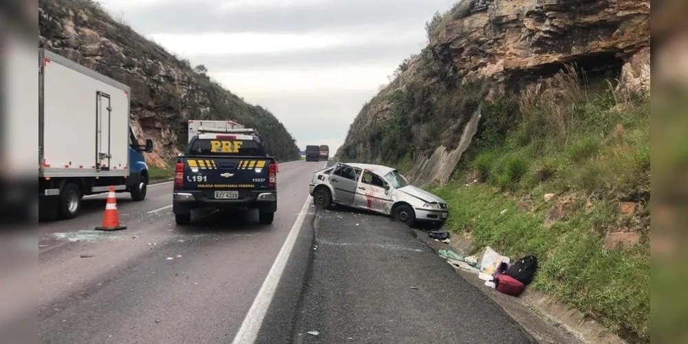 O acidente ocorreu quando um veículo Gol prata, que transitava sentido Curitiba, na rodovia em São Luiz do Purunã, por volta das 16 horas, ficou desgovernado e acabou capotando.