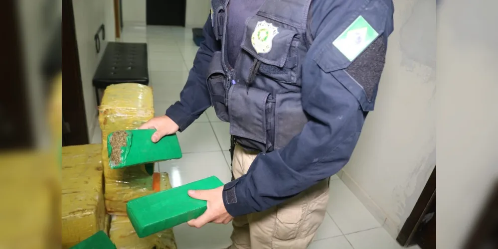 Droga estava dividida em tabletes transportados no porta-malas de carro roubado