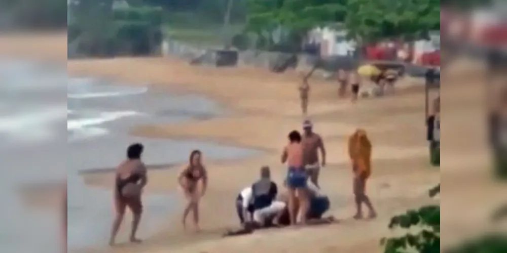 Em um vídeo publicado nas redes sociais, é possível ver banhistas tentando reanimar a menina