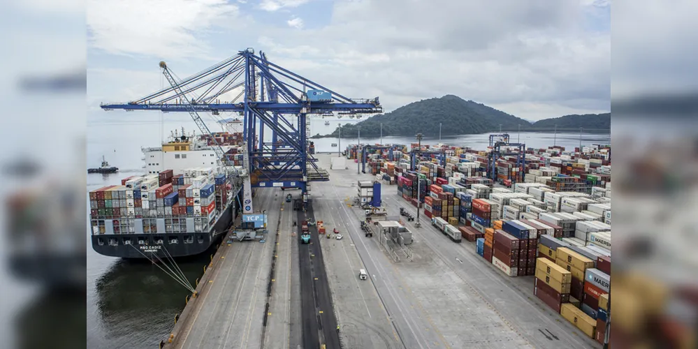 Nos últimos dois meses, o Terminal de Contêineres de Paranaguá recebeu cinco embarcações com capacidade para carregar quase 12 mil unidades de contêineres