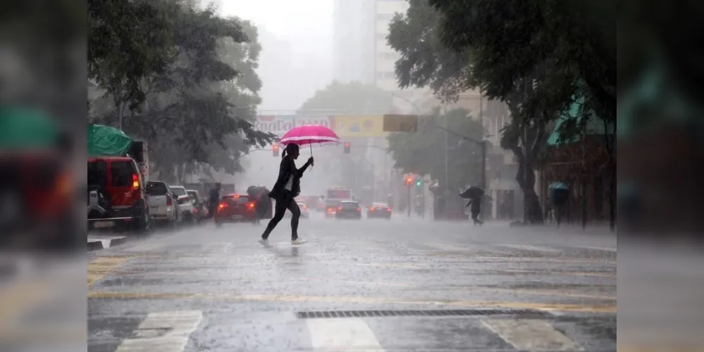 Chuva desta quarta já passa dos 40 mm e Simepar prevê mais água nas próximas horas em Curitiba