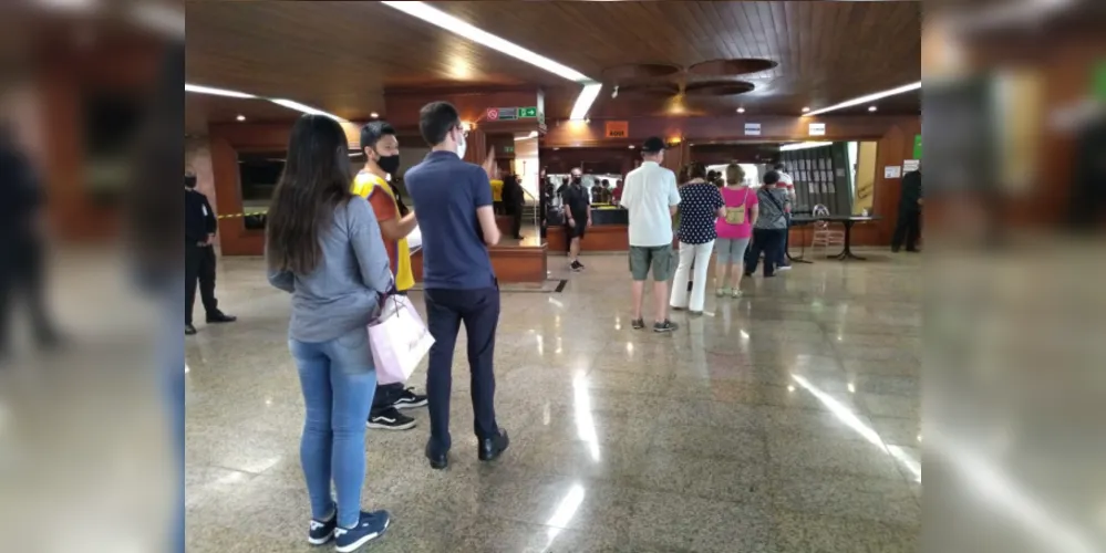 No Água Verde, o salão Oval do Clube Curitibano foi tomado por eleitores que precisaram a aguardar nas filas respeitando o distanciamento local, seguindo as orientações dos mesários.