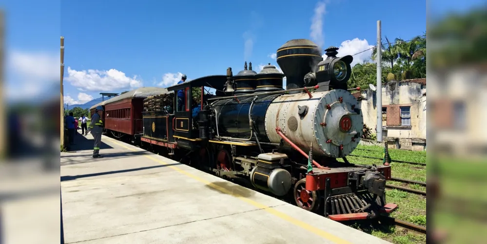 Principal atrativo do passeio é a Maria Fumaça Mogul 11, que foi fabricada em 1884 e é a mais antiga locomotiva a vapor em operação regular no Brasil.