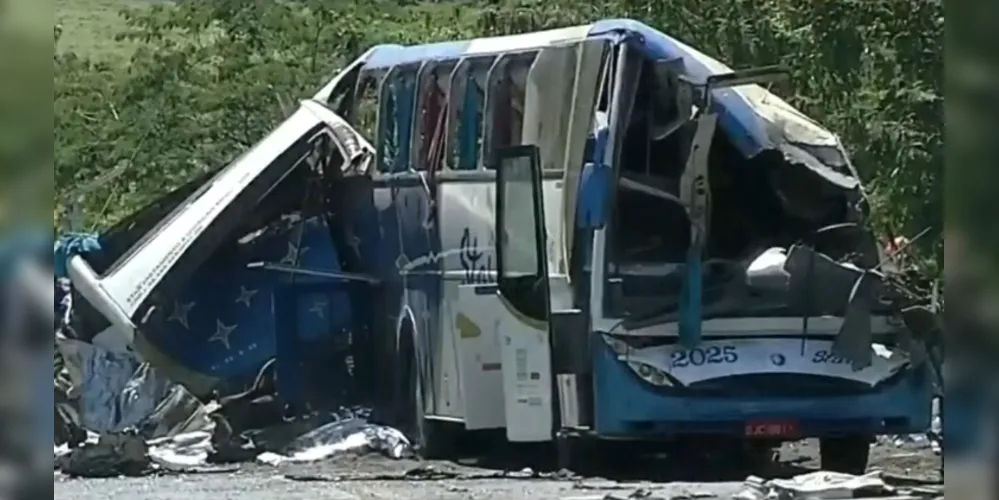 Colisão entre caminhão e ônibus ocorreu em Piraju. Feridos foram levados a hospitais de Taguaí e Taquarituba. Ainda há vítimas nas ferragens