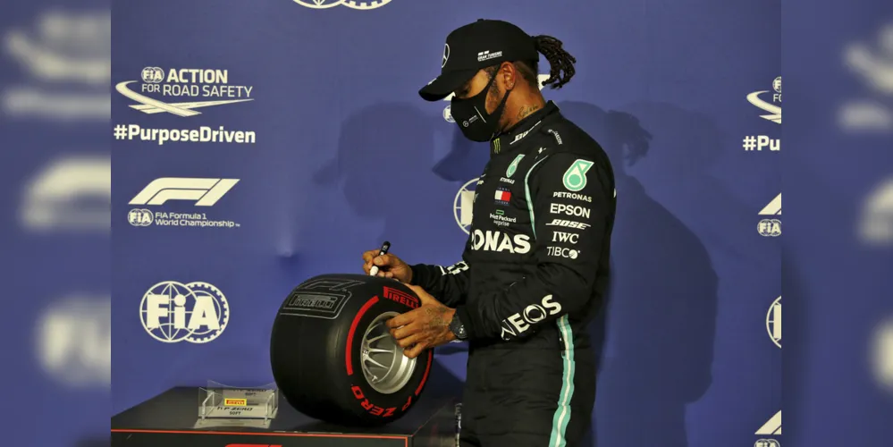 Imagem ilustrativa da imagem Hamilton bate recorde ao conquistar a pole no Bahrein
